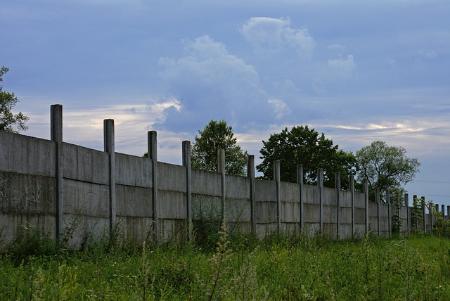 starý betonový plot