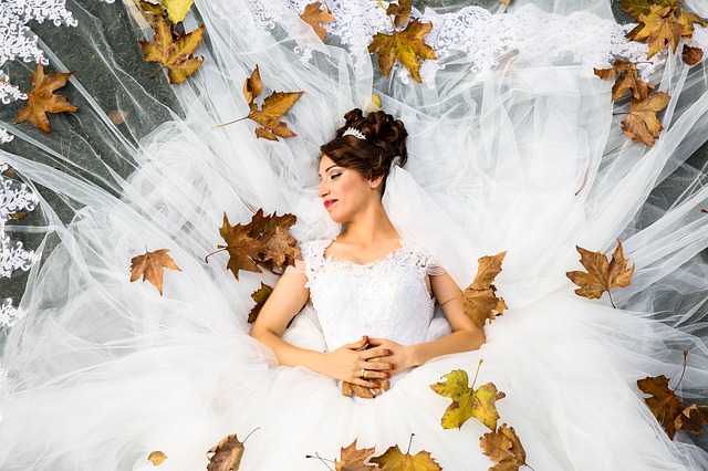 nevěsta s rozloženou sukní, spadané listí