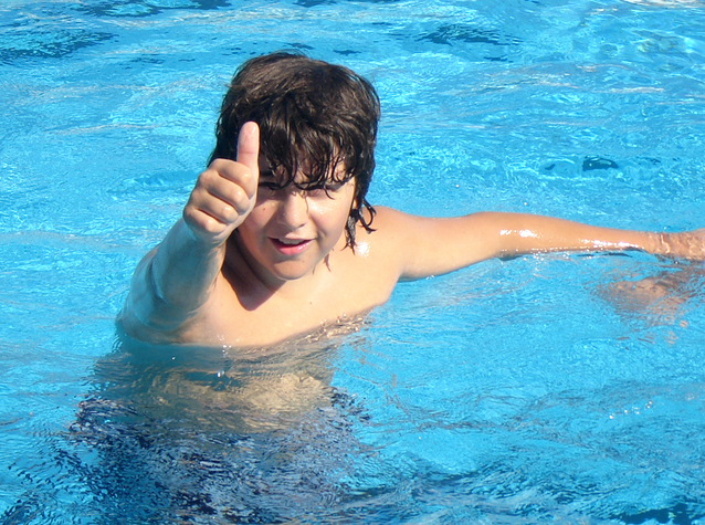 chlapec ve vodě v bazénu.jpg
